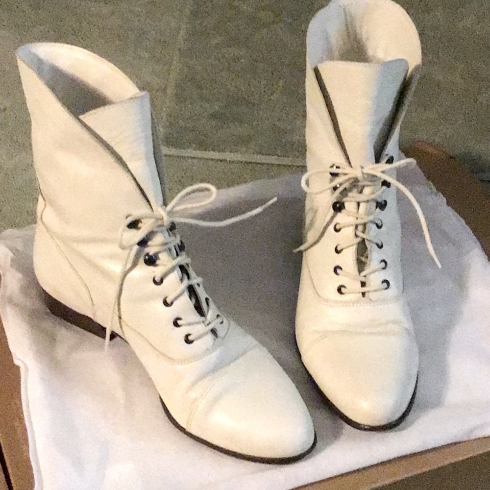 Naturalizer Cream Leather Booties 9M Wear up/down.